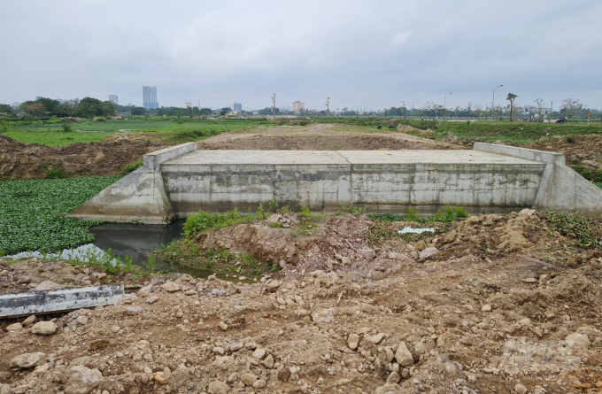 Dự án trọng điểm đường Nguyễn Sỹ Sách kéo dài nối đường ven Sông Lam do UBND TP Vinh làm chủ đầu tư đang chậm tiến độ trầm trọng. Ảnh: Việt Khánh.