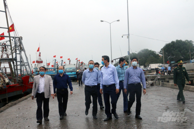 Thứ trưởng Phùng Đức Tiến (thứ 2 từ trái sang) thăm các cảng cá tại Thanh Hóa. Ảnh: VD.