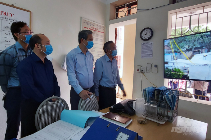 Deputy Minister Phung Duc Tien inspects the port at Lach Hoi port, Sam Son city (Thanh Hoa province). Photo: VD.