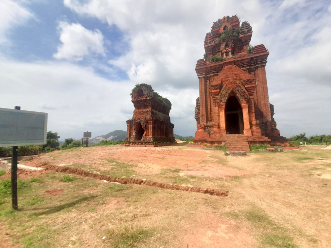 Tháp Bánh Ít nằm trên địa bàn xã Phước Hiệp (huyện Tuy Phước) là di tích kiến trúc nghệ thuật Champa cuối thế kỷ XI đầu thế kỷ XII đã được xếp hạng cấp quốc gia ngày 24/12/1982. Ảnh: V.Đ.T.