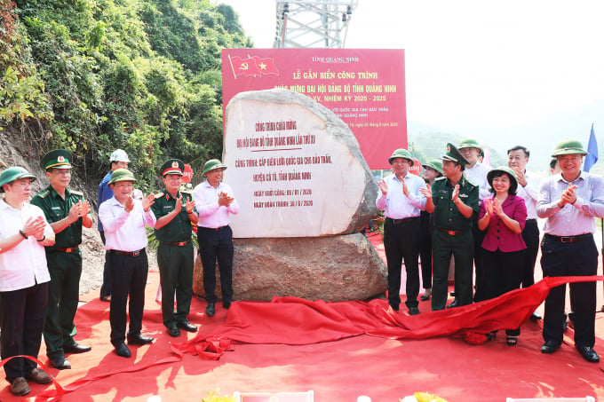 Lễ khánh thành công trình kéo điện lưới quốc gia ra đảo Trần. Ảnh: Quang Anh.
