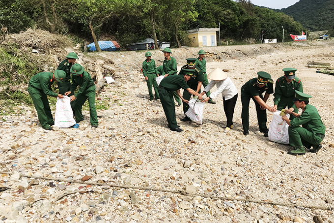  Quân và dân đảo Trần trực hiện chương trình 'Hãy làm sạch biển'. Ảnh: Viết Hà.