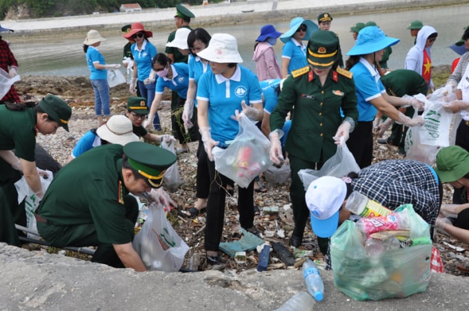 Cán bộ Bộ đội Biên phòng tỉnh Quảng Ninh và các Sở, ban, ngành ra thăm nhân dân đảo Trần và tổ chức dọn vệ sinh quanh đảo. Ảnh: Quang Anh.