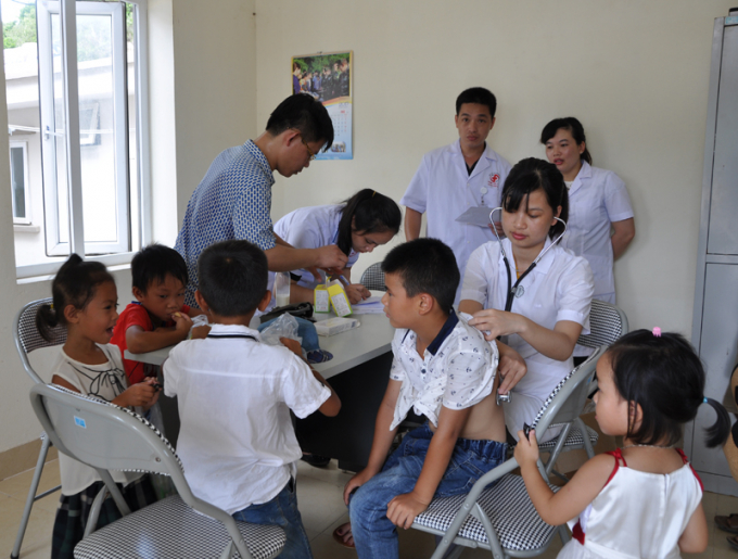 Hàng năm, ngành Y tế của tỉnh Quảng Ninh cử y, bác sĩ ra đảo thăm khám sức khỏe cho bà con. Ảnh: Duy Đông.