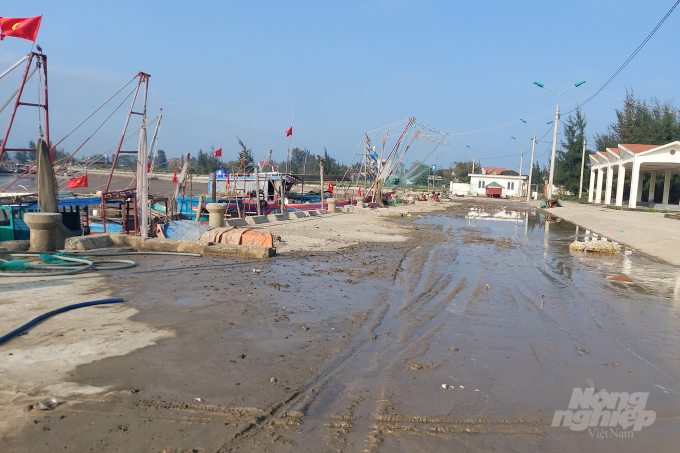 Do không có kinh phí nạo vét, hoạt động èo uột, UBND huyện Hoằng Hóa, Thanh Hóa đang đề xuất cho doanh nghiệp thuê cảng cá Hoằng Phụ. Ảnh: Võ Dũng.