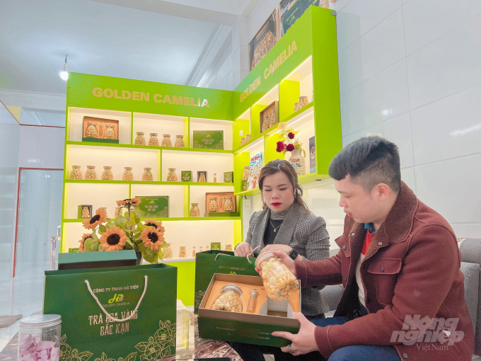 Sản phẩm trà hoa vàng của nữ doanh nhân Hà Minh Đợi có chất lượng tốt và mẫu mã sản phẩm đẹp. Ảnh: Toán Nguyễn.