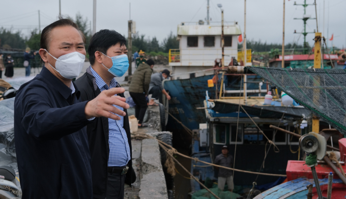 Ông Nguyễn Quang Hùng tháp tùng Thứ trưởng Bộ NN-PTNT Phùng Đức Tiến kiểm tra việc gỡ thẻ vàng IUU tại các địa phương ven biển. Ảnh: Đức Minh.