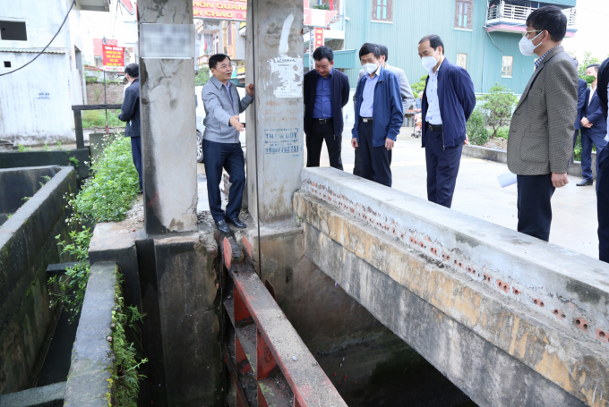 Deputy Minister Nguyen Hoang Hiep at Quang Giang culvert (in front of the cultural village gate of Quang Giang village, Dai Hop commune, Tu Ky district). Photo: Minh Phuc.