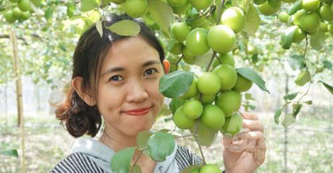 Nhã Trang và giống táo mới ở Chang Chang Farm. Ảnh: Anh Tuấn (BSA).