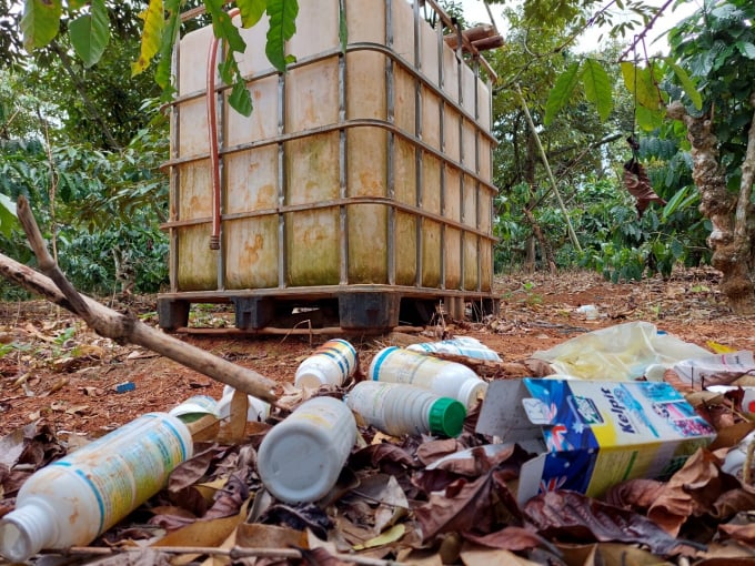 Những thùng chứa thuốc độc hại trong vườn sầu riêng ở Krông Pắk. Ảnh: Minh Quý.