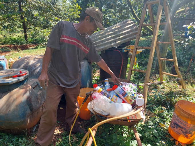 After only a few weeks, the pesticide container area was piled up. Photo: Minh Quy.