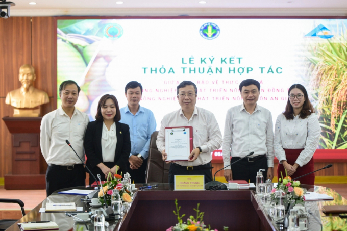 The Plant Protection Department signed an agreement with the Dong Thap and An Giang Departments of Agriculture and Rural Development on the development of planting area codes in November 2021. Photo: Ba Thang.