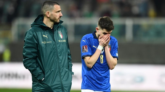 Jorginho (phải) thất vọng sau khi Italia thua Bắc Macedonia tại vòng play-off World Cup. 