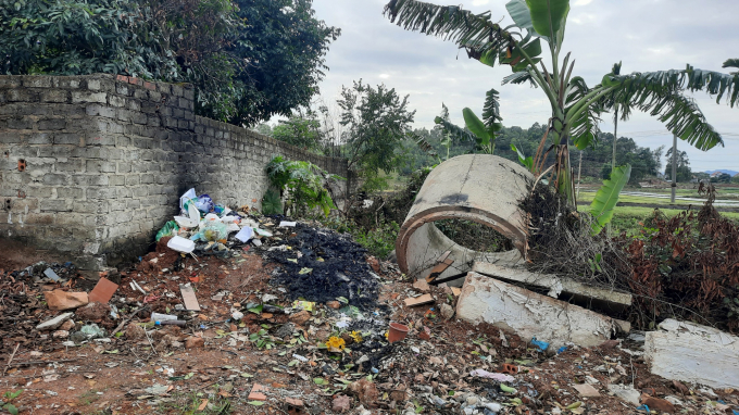 Một số hộ dân không đóng tiền thu gom rác sẽ tự đốt rác thải sinh hoạt, gây ảnh hưởng đến môi trường. Ảnh: Nguyễn Thành