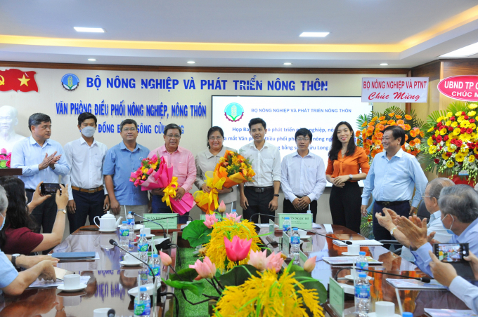 Le Thanh Tung (fourth from left), Deputy Director of the Department of Crop Production is the Chief of the Mekong Delta Agricultural And Rural Coordination Office. Photo: Le Hoang Vu.