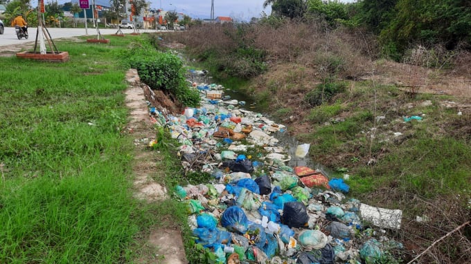 Tình trạng người dân xả rác bừa bãi vẫn còn tồn tại ở vùng nông thôn, gây ảnh hưởng đến việc xây dựng NTM. Ảnh: Nguyễn Thành