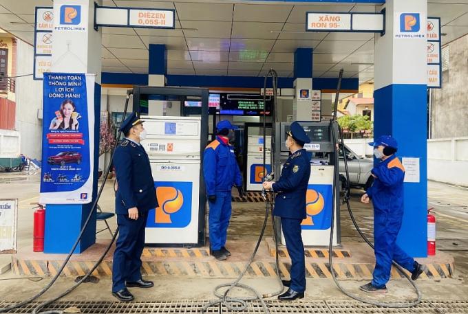 Lực lượng quản lý thị trường Lạng Sơn tiến hành thanh tra, kiểm tra các cơ sở kinh doanh, buôn bán xăng dầu.