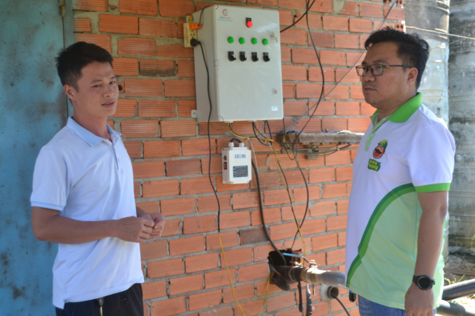 With just a smartphone in hand, Hoang can control the irrigation system in three modes: automatic, semi-automatic, and default-time watering. Photo: Tran Trung.