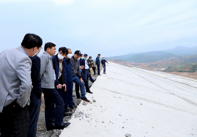 The Delegate of the Ministry of Agriculture and Rural Development inspected the Canh Tang reservoir project. Photo: Minh Phuc.