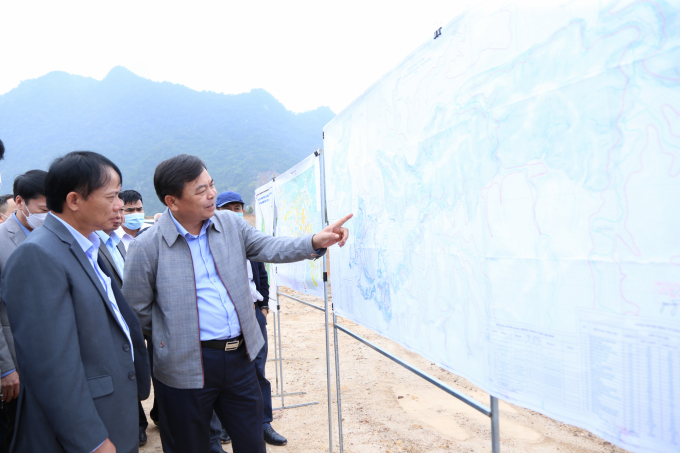 Deputy Minister Nguyen Hoang Hiep (right site) and Mr. Bui Van Khanh - Chairman of the Provincial People's Committee of Hoa Binh province, survey the construction site of Canh Tang reservoir. Photo: Minh Phuc.