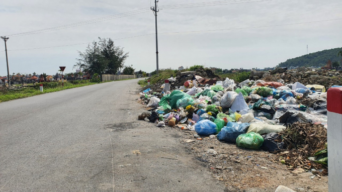 Tập kết rác bừa bãi ven đường tại thị trấn Núi Đối, huyện Kiến Thụy. Ảnh: Đinh Mười.