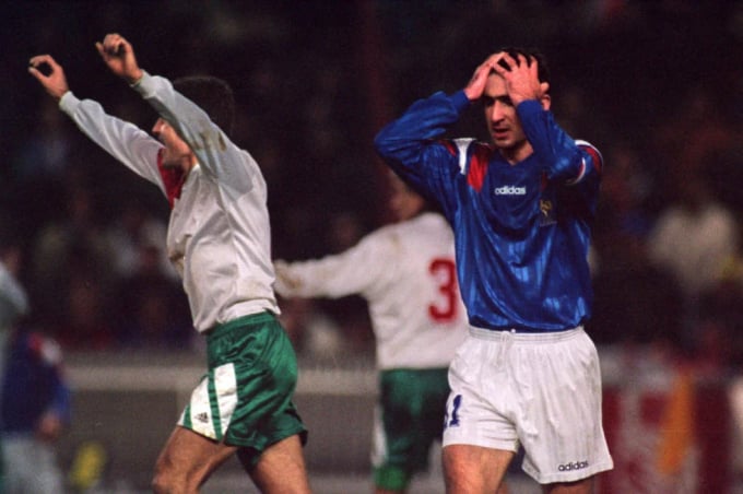 Cantona thất vọng sau khi Pháp chầu rìa ở World Cup 1994.