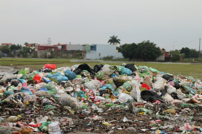 Những bãi rác tự phát ngay gần nơi sản xuất nông nghiệp và khu dân cư là không hiếm tại các huyện ngoại thành Hải Phòng. Ảnh: Đinh Mười.