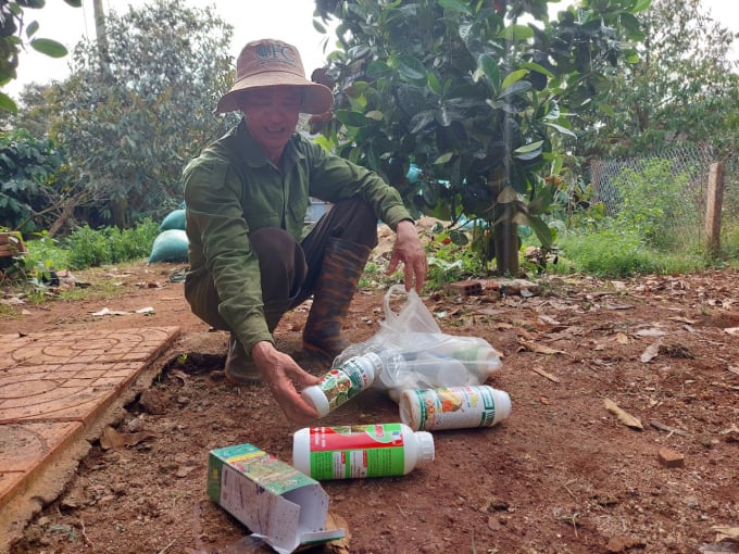 The chaos in the agro-input business threw Central Highlands growers into great confusion. Photo: Hoang Anh.
