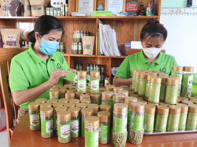 Products are stamped with label marks, traceable stamps and QR codes before going to the market. Photo: Tran Trung.