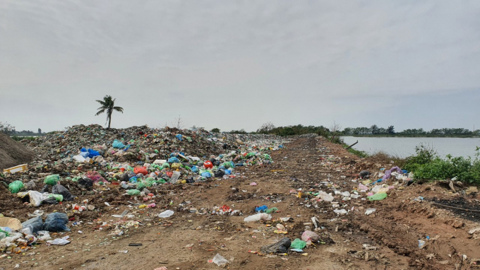 Bãi chôn lấp rác thải sơ sài tại xã Kiến Quốc, huyện Kiến Thụy, Hải Phòng. Ảnh: Đinh Mười.
