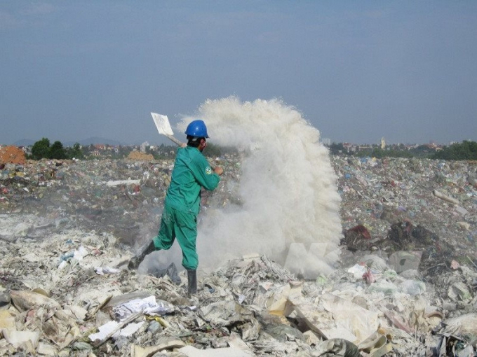 Xử lý rác thải tại Đình Vũ, Hải Phòng. Ảnh: Đinh Mười.