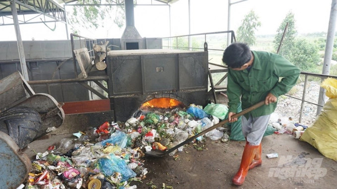 Một lò đốt rác mini hoạt động cầm chừng tại huyện Thủy Nguyên. Ảnh: Đinh Mười.