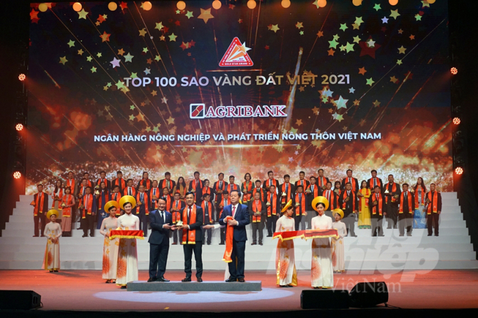 Agribank vinh dự đạt giải thưởng Sao Vàng đất Việt năm 2021. Ảnh: Trần Công.