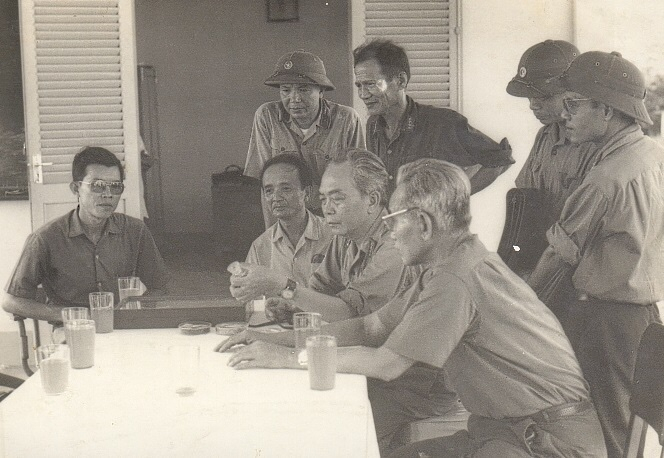 General Vo Nguyen Giap visits Can Tho University's rice seed bank in 1977. People sitting (from left to right): Prof. Vo Tong Xuan, Rector Pham Son Khai, General Vo Nguyen Giap. Photo: Professor Vo Tong Xuan.