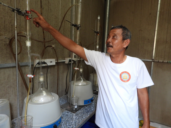 Mr. Minh introducing the method of distilling wine from pomelo at home. Photo: Tran Trung.