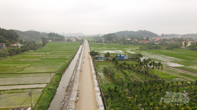 Đường giao thông được mở rộng theo tiêu chí NTM kiểu mẫu ở xã Lưu Kiếm, huyện Thủy Nguyên. Ảnh: Đinh Mười.