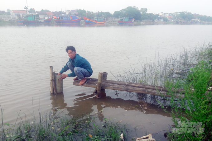Người nuôi tôm ở Thanh Hóa lấy nước từ hạ nguồn sông Mã, nơi có nguồn nước ô nhiễm, ảnh hưởng đến việc nuôi tôm. Ảnh: Võ Dũng.