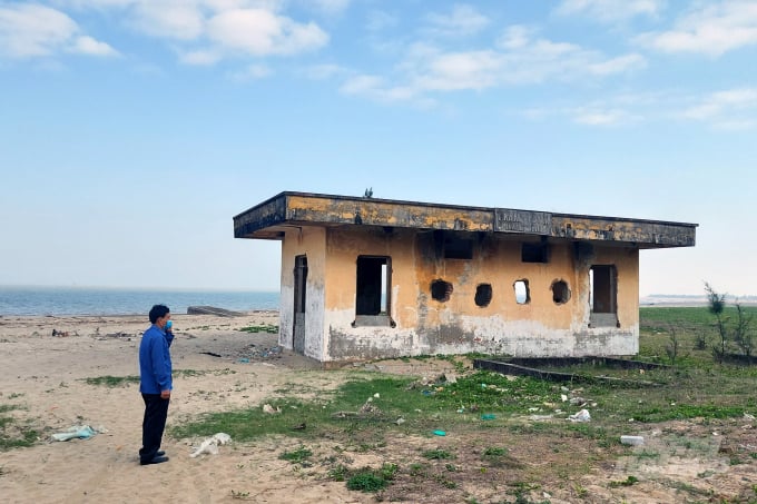Trạm bơm cấp nước nuôi tôm công nghiệp cho 106ha tại xã Hoằng Phụ đã từ lâu không thể hoạt động. Ảnh: Võ Dũng.