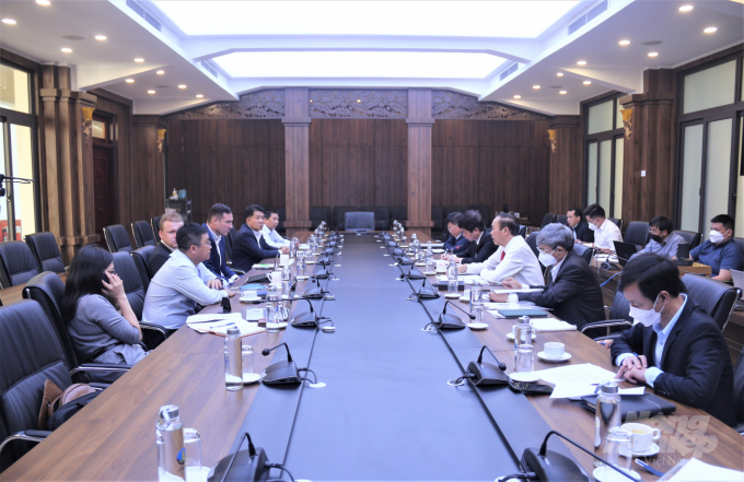 The Ministry of Agriculture and Rural Development met with the Netherlands Embassy in Vietnam and the De Heus Group on the issue of building a new model of livestock cooperatives. Photo:  Pham Hieu.