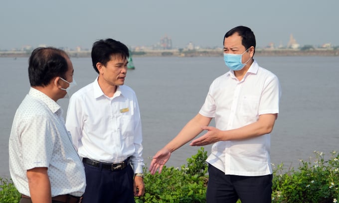Director-General of Directorate of Fisheries Tran Dinh Luan (right) with Mr. Nguyen Thanh Chung, District Director of the Fishing Port Management Board of Nam Dinh province (middle). Photo: Bao Thang.