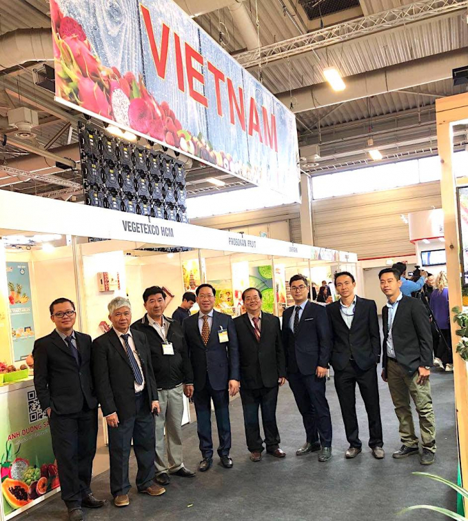 President of Unifarm Mr. Pham Quoc Liem (5th from the right) at an agro-product exhibition in Germany. Photo: Unifarm.