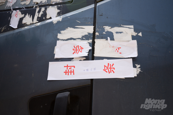 Hiện nay, các lái xe Việt Nam phải ở trong cabin được phía Trung Quốc dán niêm phong khi di chuyển trên lãnh thổ nước bạn. Ảnh: Tùng Đinh.