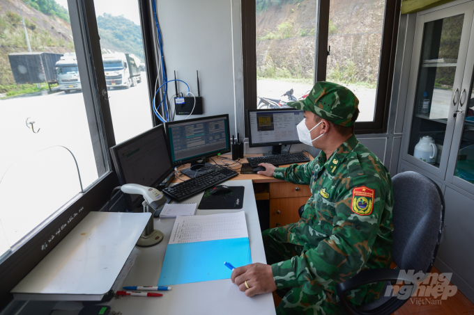 Lực lượng biên phòng tại khu vực cửa khẩu của tỉnh Lạng Sơn hiện nay vận hành một lúc 3 phầm mềm, 2 phần mềm chuyên dụng của lực lượng và phầm mềm của nền tảng cửa khẩu số. Ảnh: Tùng Đinh.