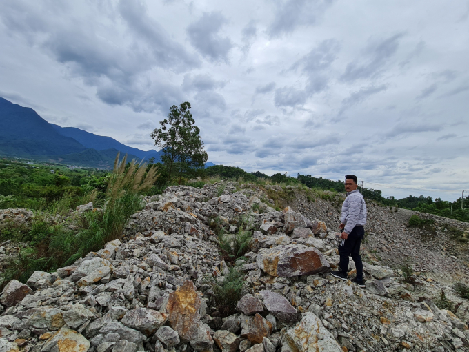 Những khối đá khổng lồ chất cao như núi dọc đường quốc lộ tiềm ẩn nguy hiểm tại Dự án sản xuất phân bón NPK tại thôn Bình Man, xã Sơn Nam, huyện Sơn Dương. Ảnh: Văn Đào.