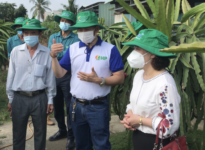 Đoàn công tác của Cục BVTV thăm mô hình sản xuất an toàn sinh học trên cây thanh long tại tỉnh Long An. Ảnh: Minh Đãm.
