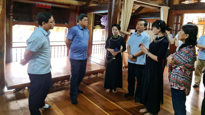 MARD Deputy Minister Tran Thanh Nam (2nd from left) visiting stilt houses and experiencing the life of the Northern ethnic minorities.