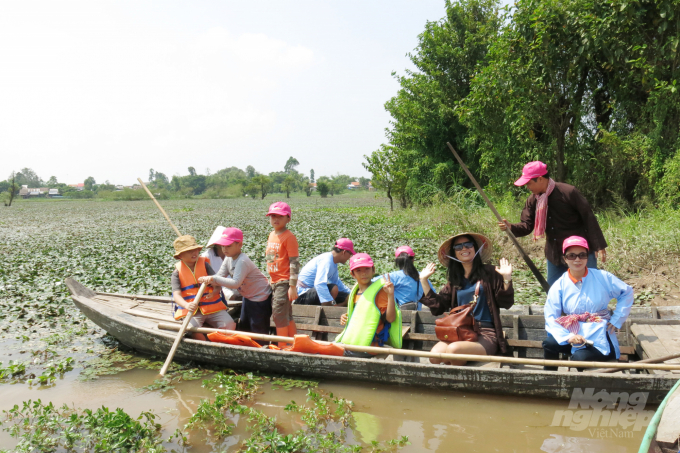 Du khách trải nghiệm du lịch nông thôn ở Đồng bằng sông Cửu Long. Ảnh: Phương Hà.