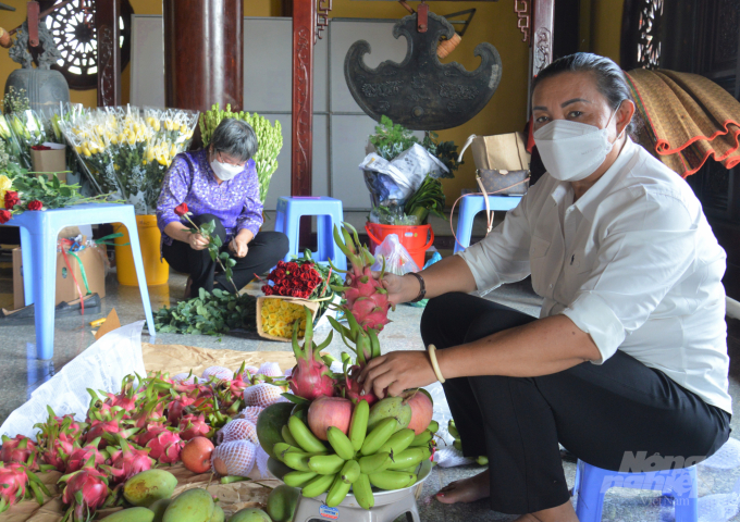 Nào cũng vậy, các chị Dương Thị Tuyết Mai luôn sắp xếp công việc, dành ra vài ngày để cùng mọi người chuẩn bị cho lễ giỗ. Ảnh: Trung Chánh.