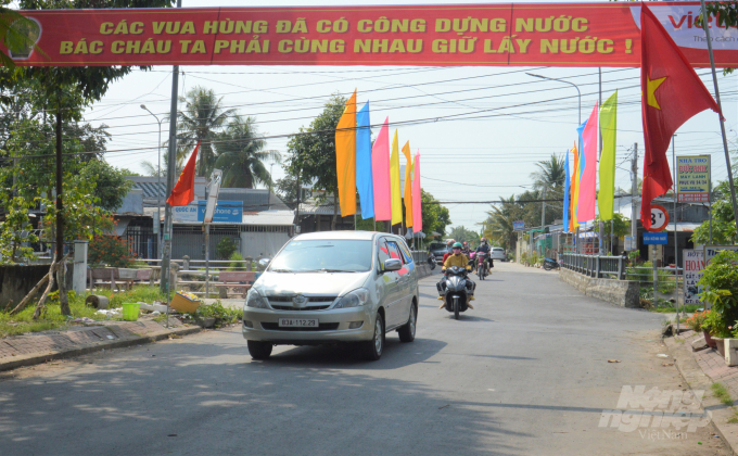 Những ngày này, tuyến đường từ thị trấn Tân Hiệp dẫn vào kênh Đông Bình luôn tấp nập người ra vào, mọi người cùng tụ tập về Đền thờ Quốc Tổ Hùng Vương để cùng nhau tổ chức lễ giỗ. Ảnh: Trung Chánh.