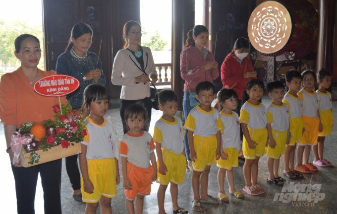 Các em học sinh Trường mẫu giáo Tân An được các cô dẫn đến dâng hương tại Đền Hùng Tân Hiệp, nhằm giáo dục thế hệ trẻ tương lai về về lịch sử cội nguồn dân tộc. Ảnh: Trung Chánh.